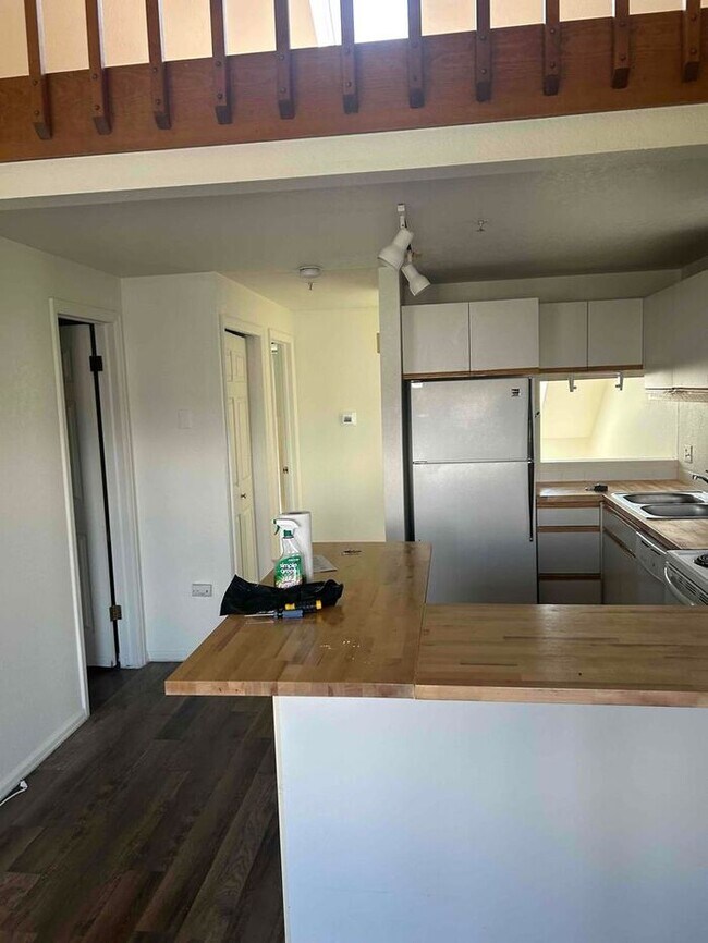 Building Photo - Stunning 2-Bedroom Condo with Flatiron Vie...