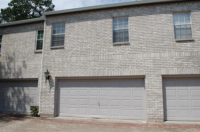 Building Photo - 17607 Red Oak Dr