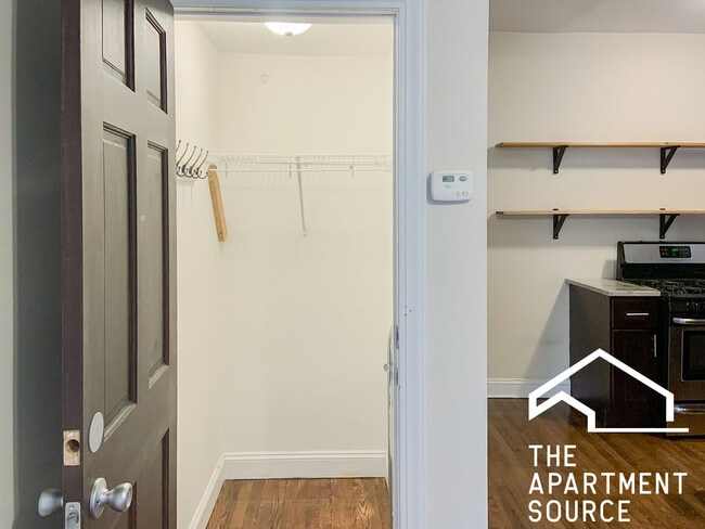 Building Photo - 857 W Cornelia Ave