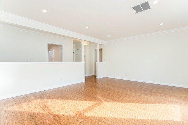 Building Photo - 10219 Sophia Ave