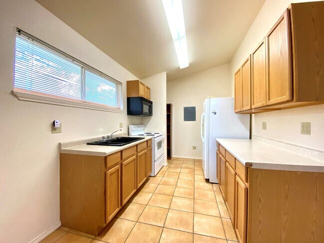 Building Photo - Hill Country Retreat