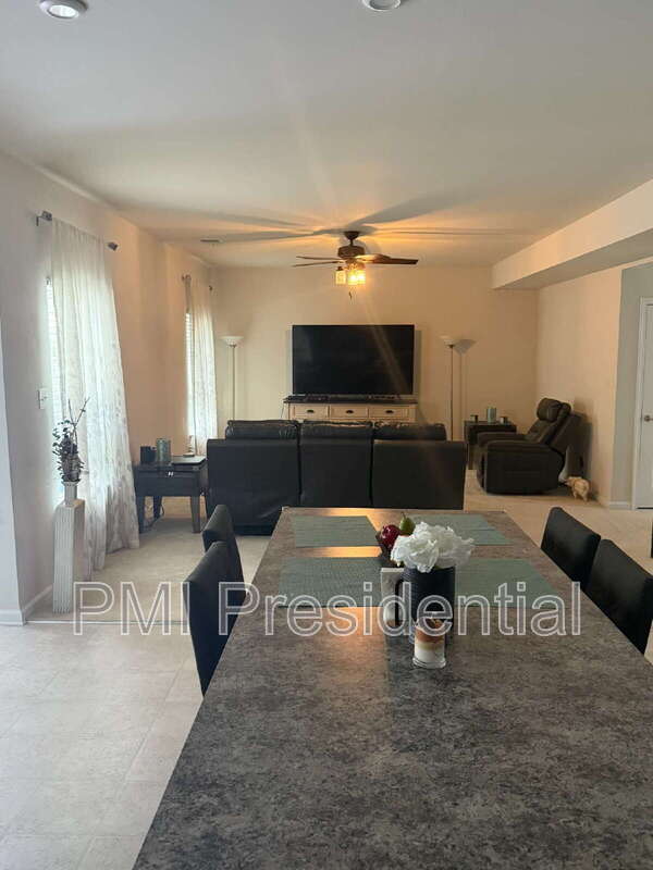 Foto del edificio - 6313 Regal Grove Ln