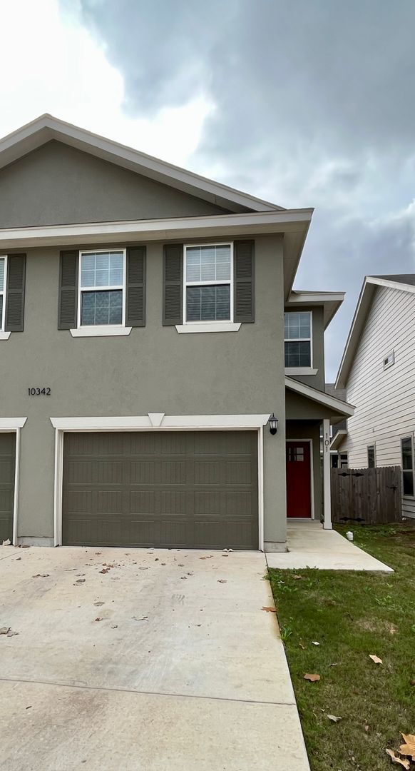 Building Photo - SW San Antonio Townhome Available Today