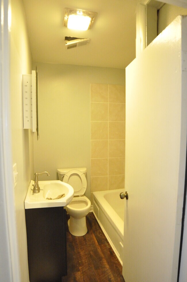 Building Photo - Avers