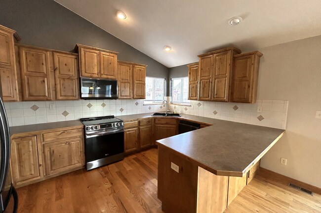 Foto del edificio - Spacious 5-Bedroom Home with Finished Basement and 3-Car Garage in Wellington