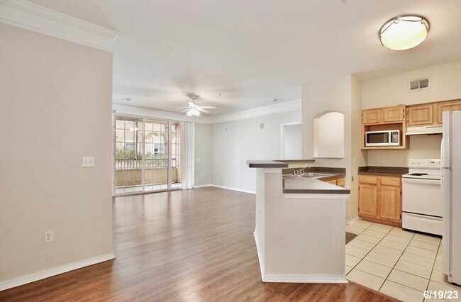 Building Photo - Beautiful 2/2 Condo in the Highly Desirabl...