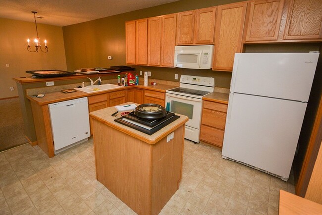 Building Photo - Beautiful Boulder Ridge townhome