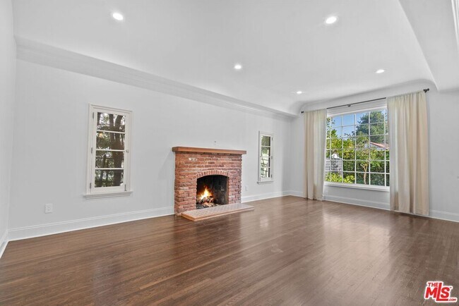 Foto del edificio - 619 S Sycamore Ave