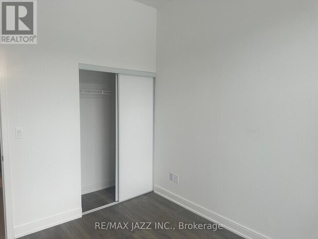 Photo du bâtiment - 705 Davis Dr