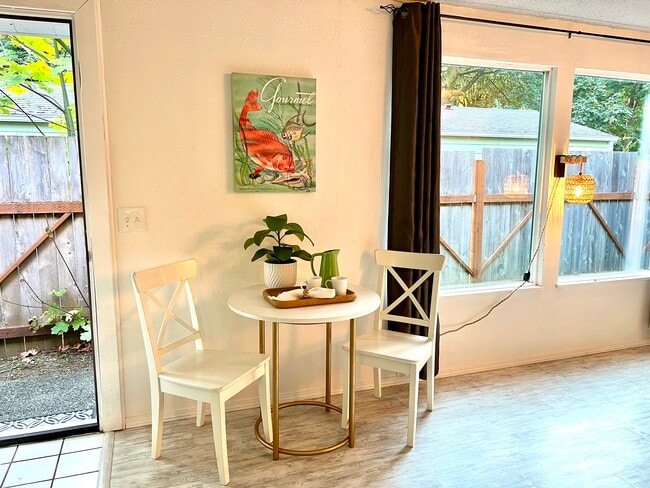Dining area - 1614 Groves Ave NW