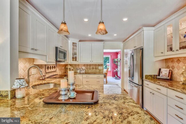Foto del edificio - Experience elevated living in this beautifully renovated townhome nestled within the highly sough...