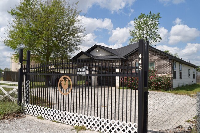 Foto del edificio - 445 County Rd 5102J
