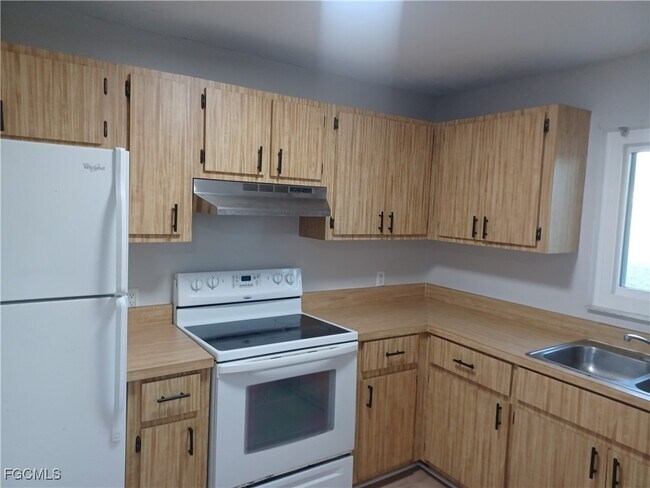 Building Photo - 937 SE 23rd Pl