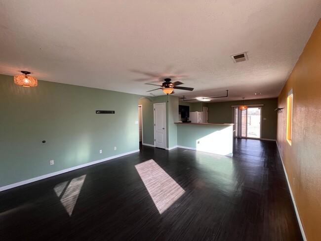 Building Photo - Lovely 2 Bedroom 2 Bathroom Located In Los...