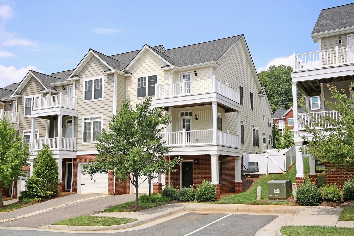 Foto principal - Spacious End-Unit Pantops Townhome
