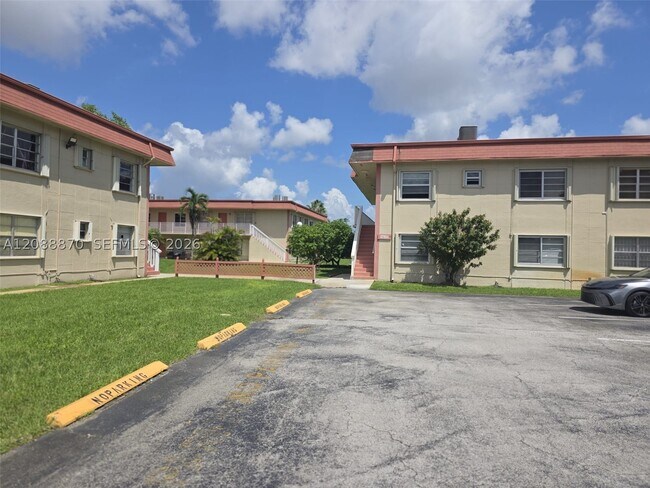 Building Photo - 12811 SW 43rd Dr