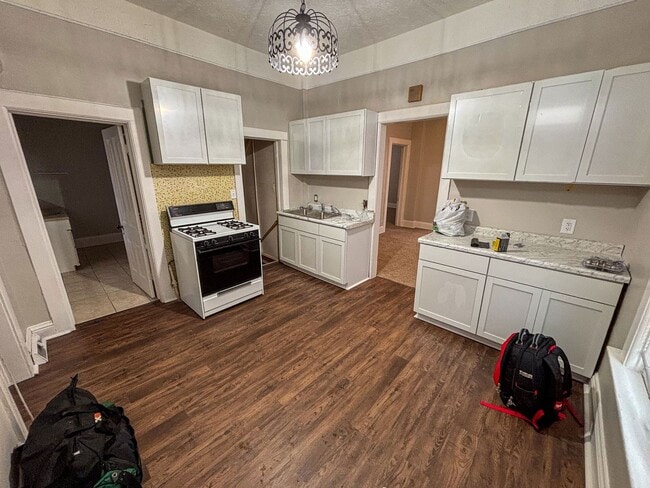 Building Photo - 2 Bedroom / 1 Bath Home off 15th and Martha with Off Street Parking!