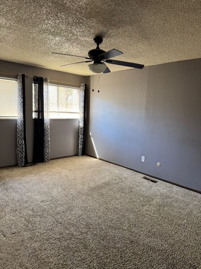 Foto del edificio - ALL PROSPECTIVE TENANTS MUST SUBMIT A $58 ...