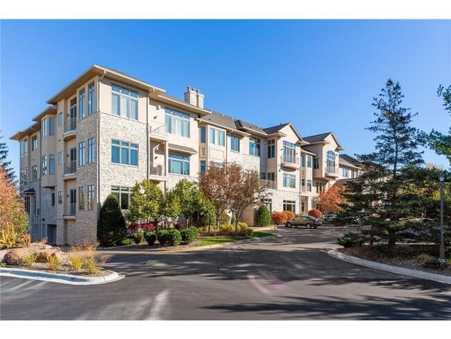 Building Photo - 555 Oak Ridge Pl