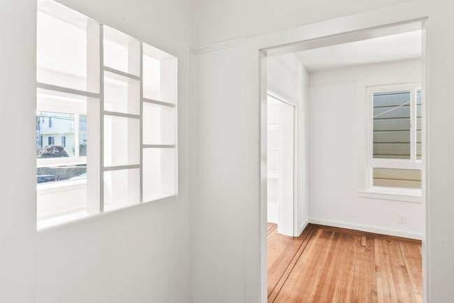 Building Photo - Remodeled 4Bd/2.5Ba Single-Family Home in ...
