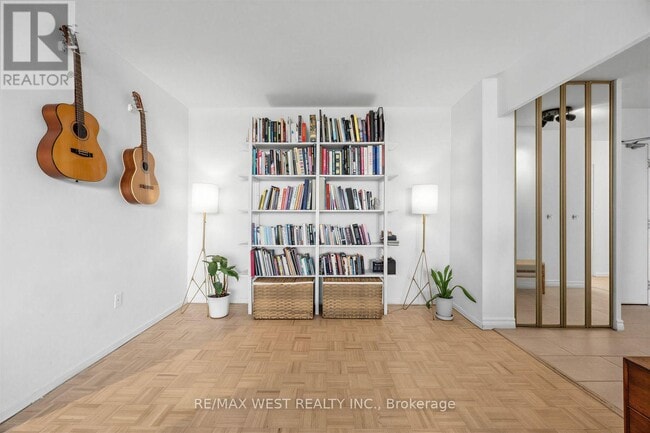 Building Photo - 60 Pavane Linkway