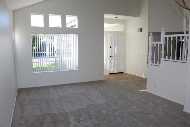 Building Photo - 4Bed/3Bath with 1 bed and bath downstairs & bonus room~ Avenida Andante