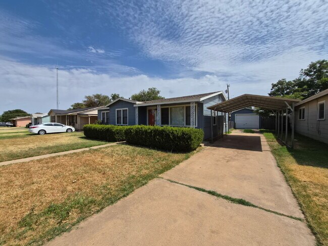 Foto del edificio - 2/2/1 In a quiet neighborhood - 6 to 9 month lease option available
