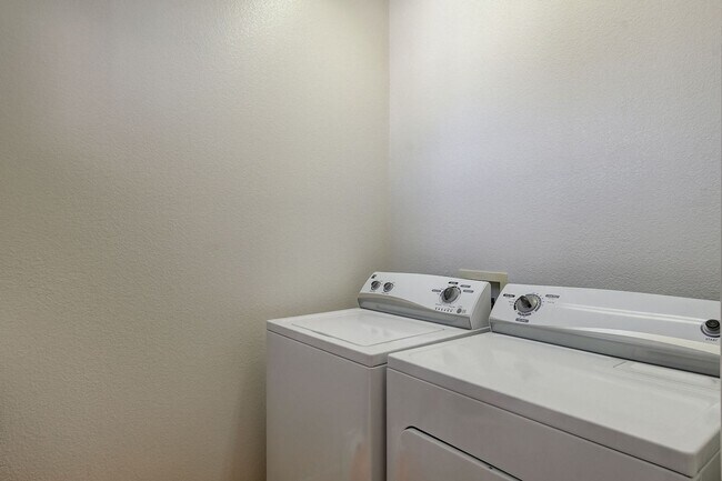 Building Photo - Great Guard Gated home In Traccia Summerli...