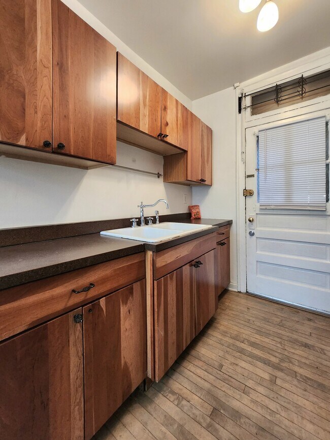 Foto del edificio - 3806 W Irving Park Rd