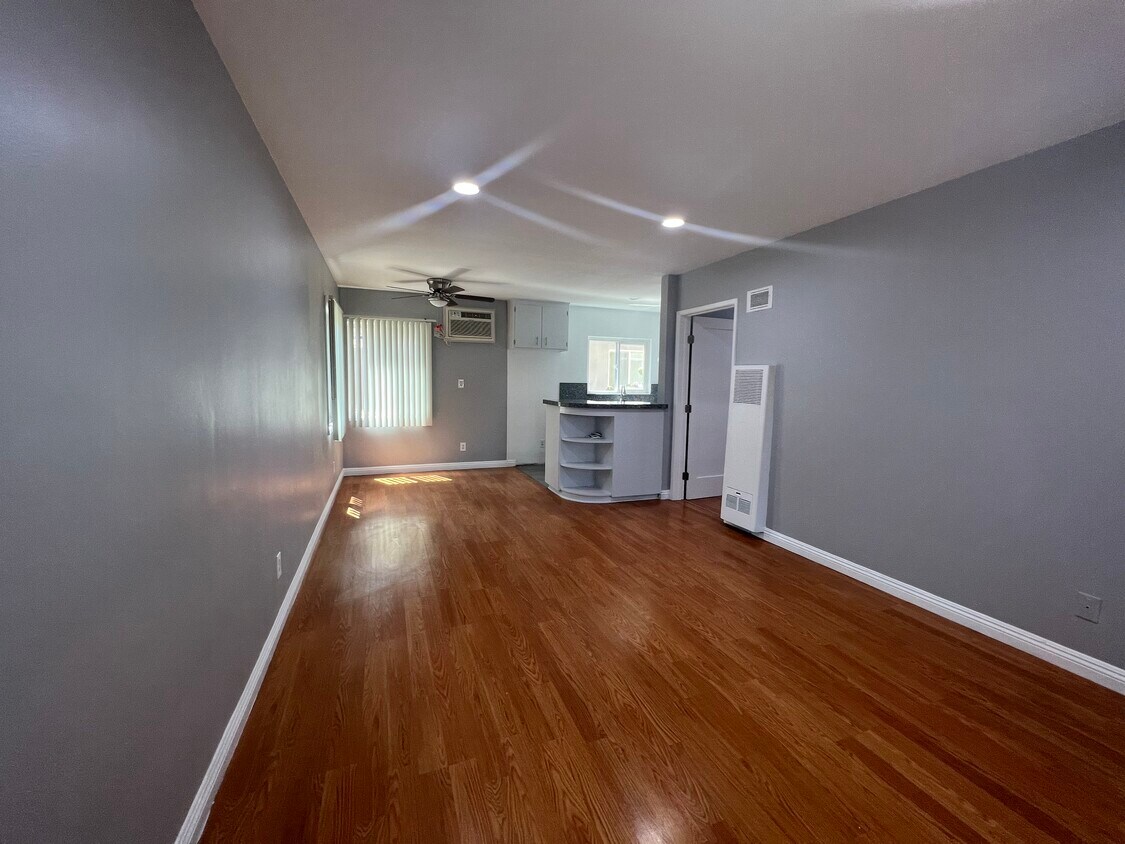 Foto del edificio - 7419 Woodley Ave