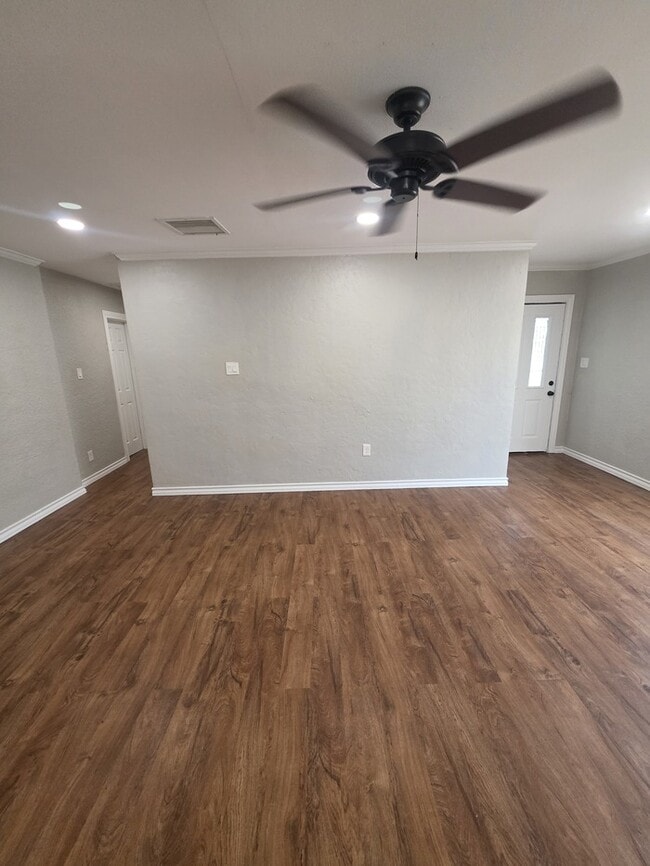 Building Photo - 3 bed 1 bath remodeled home, move in ready!