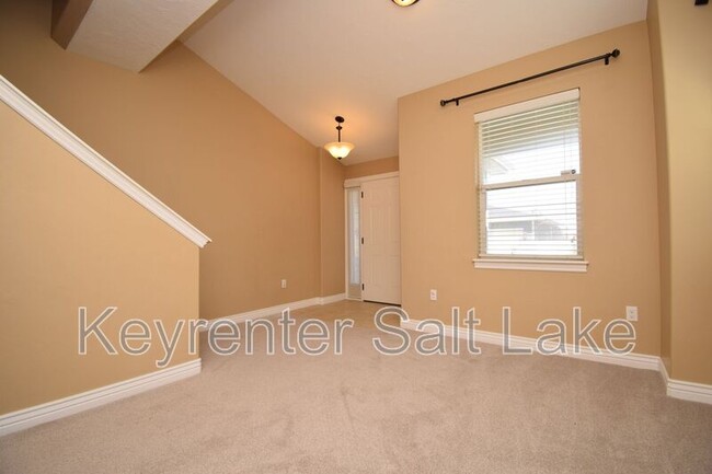 Building Photo - 913 Delorean Ln