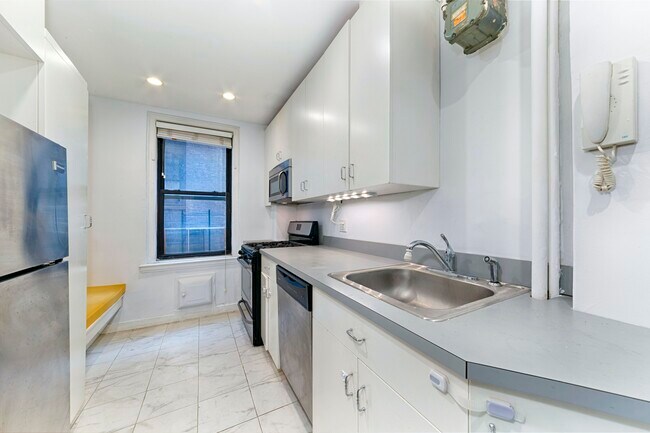 Foto del edificio - A Block From Central Park!