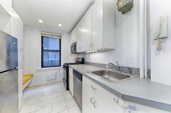 Building Photo - A Block From Central Park!