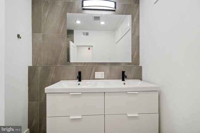 Foto del edificio - 4117 Westminster Ave