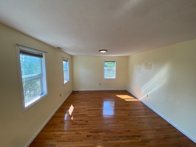 Building Photo - 9 Circuit Ave E