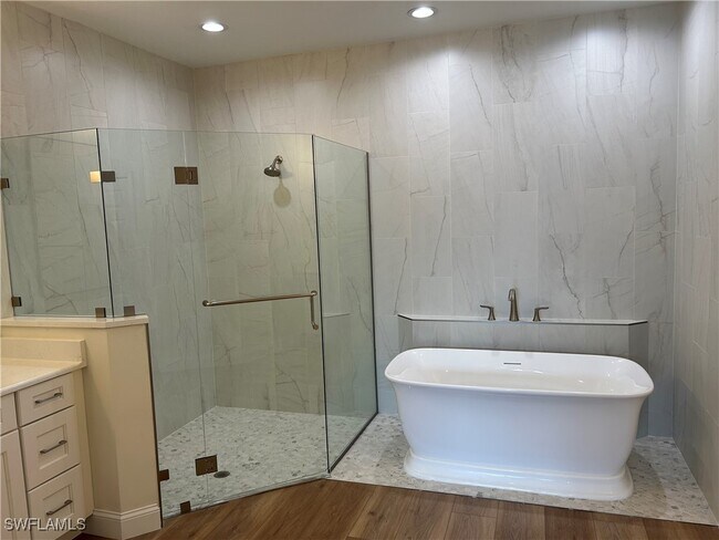 Foto del edificio - 7070 Bay Woods Lake Ct
