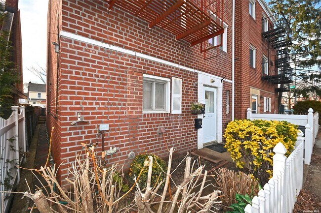 Foto del edificio - 92-08 243rd St