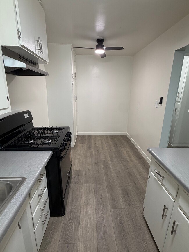 Foto del edificio - 6932 Woodley Ave