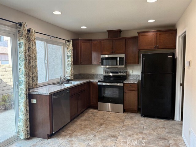 Foto del edificio - 877 Silver Fir Rd