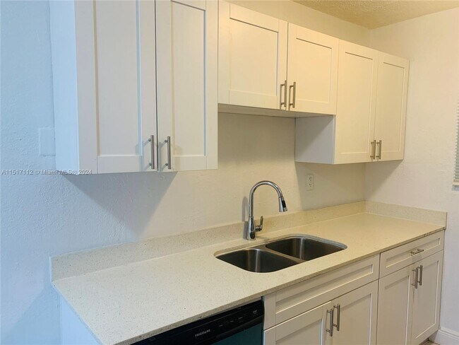 Foto del edificio - 580 NE 127th St