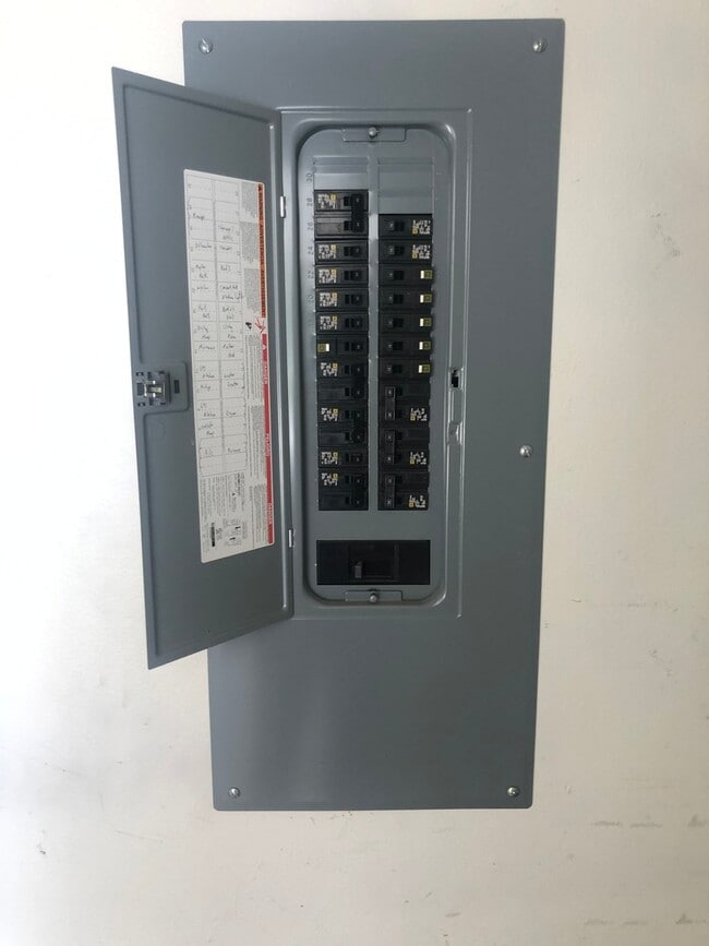 Building Photo - 3 bedroom, 2 bath DUPLEX!