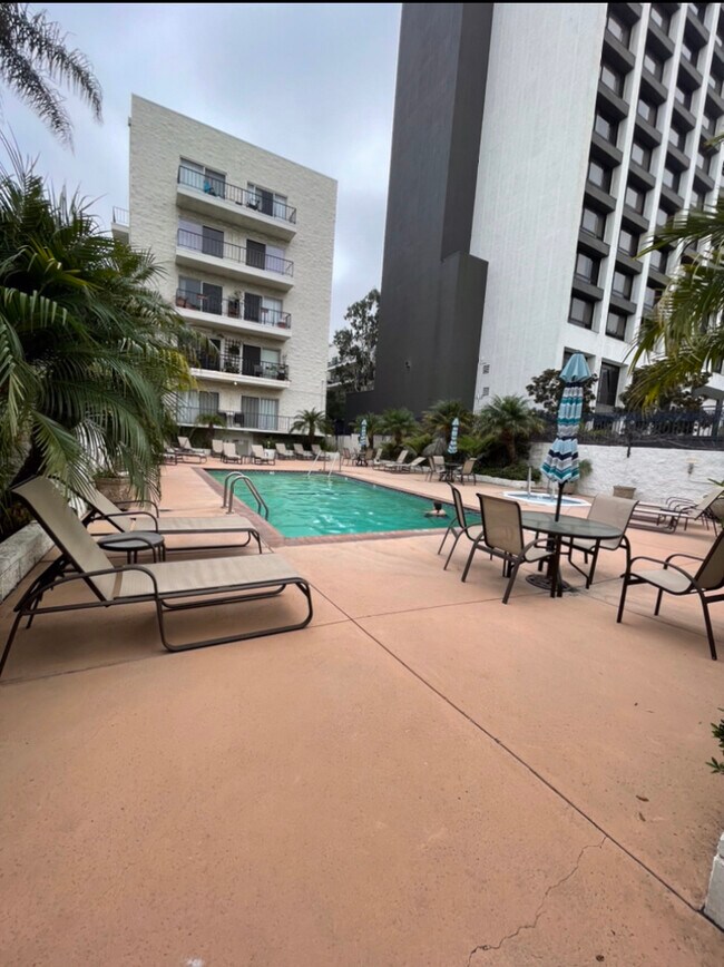 Foto del edificio - 1115 S Elm Dr