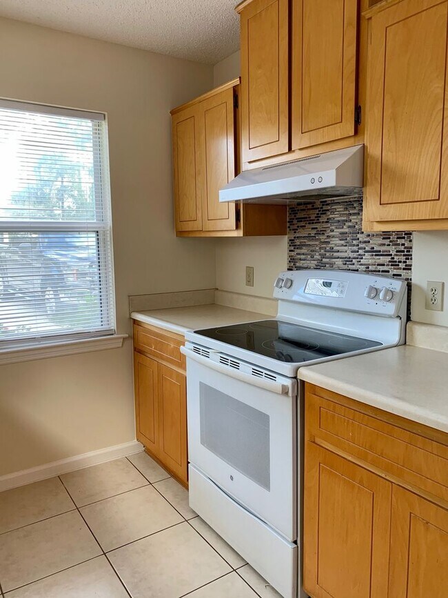 Building Photo - 2BR/2BA Duplex in Lakemont