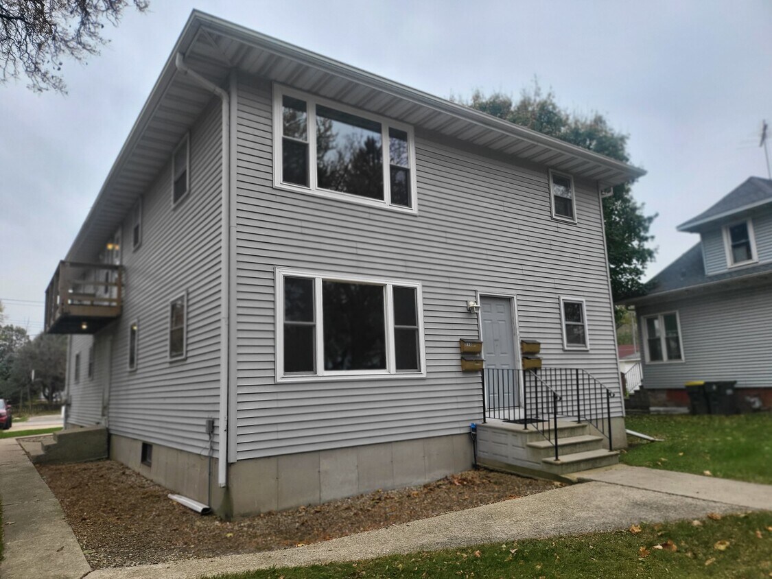 Primary Photo - 310 E Main St