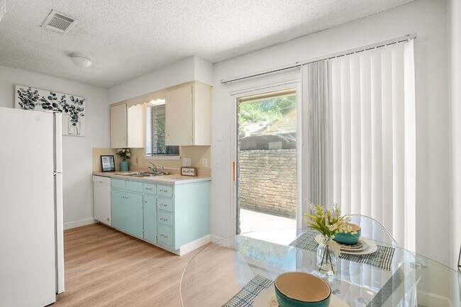 Foto del edificio - "Charming 2-Bed Duplex in Austin's Vibrant...