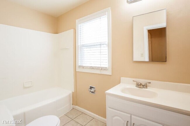 Building Photo - 2 br, 1 bath House - 206 William Reed Dr