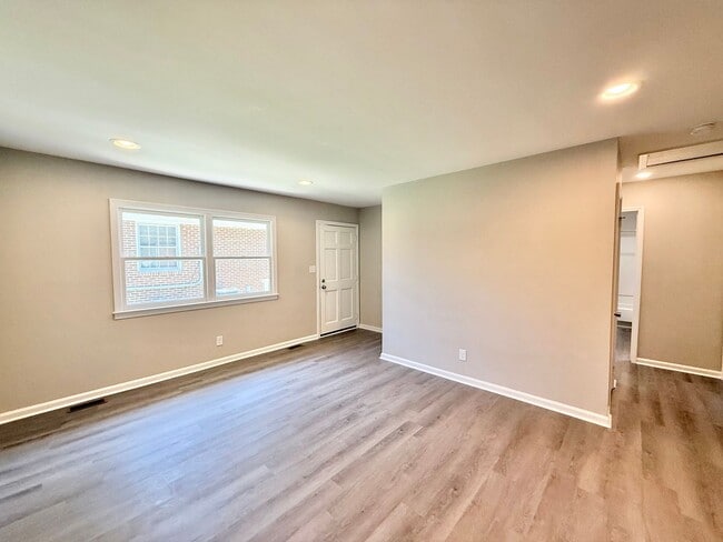 Building Photo - Newly Remodeled 2BD, 1BA Chapel Hill Apart...