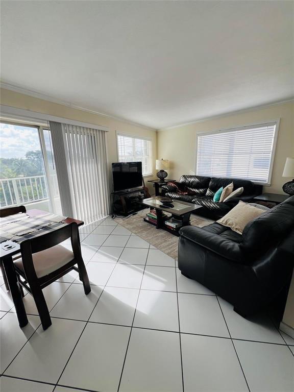 Building Photo - 2600 Collins Ave