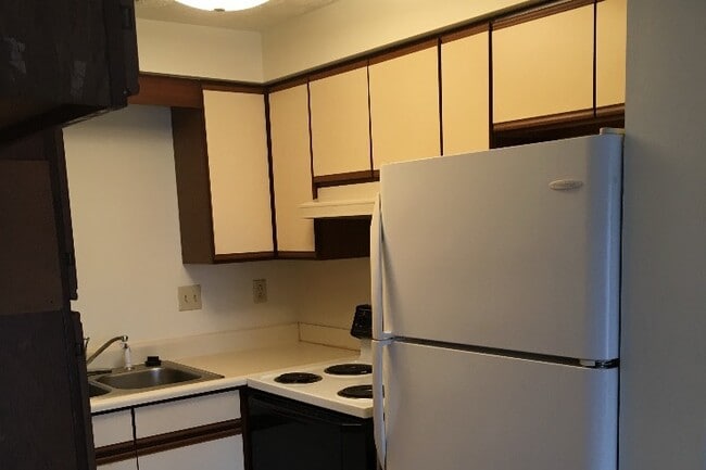 Kitchen - 170 Portage S St